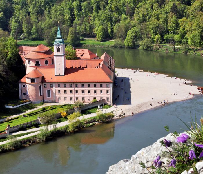 Machen Sie eine unvergessliche Reise durch den Donaudurchbruch und erleben Sie das Kloster Weltenburg, wo Sie köstliches Bier und regionale Spezialitäten genießen können. (Foto: AdobeStock - MyWorld)
